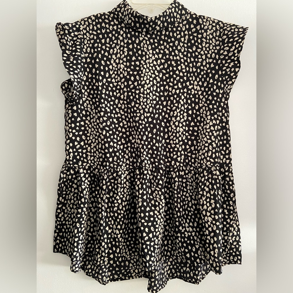Black and cream cap sleeve peplum top.